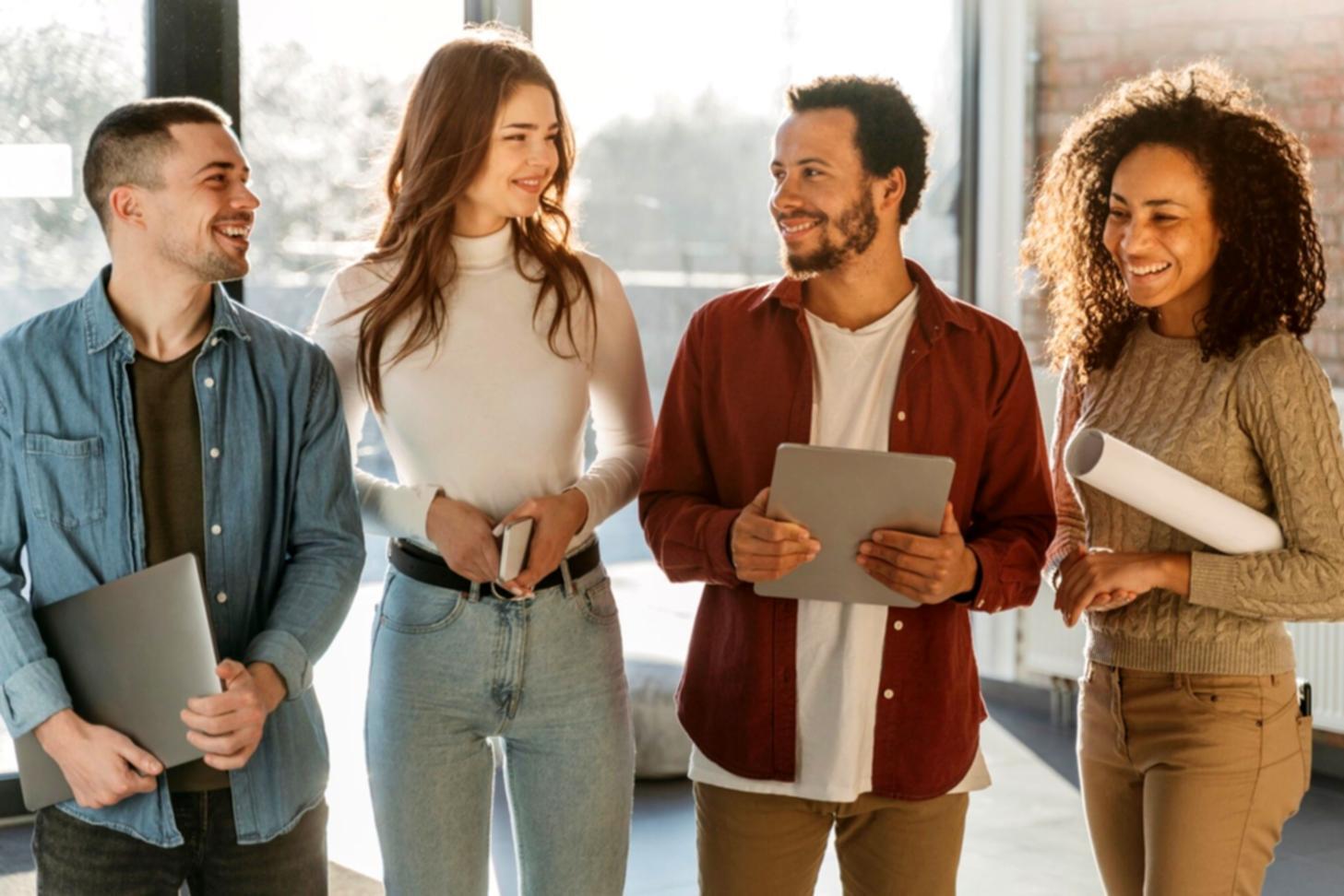Equipo trabajando en análisis de casos empresariales